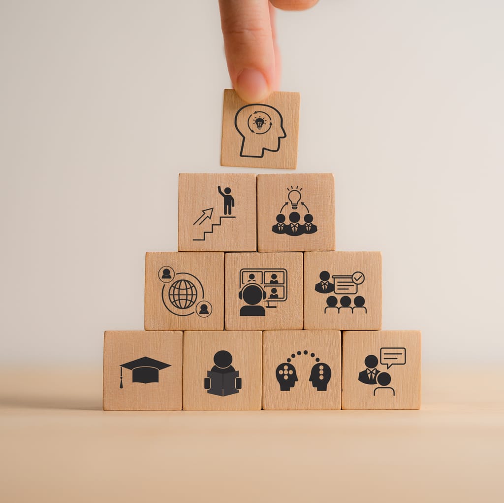 Cubes en bois avec icônes représentant différents concepts marketing